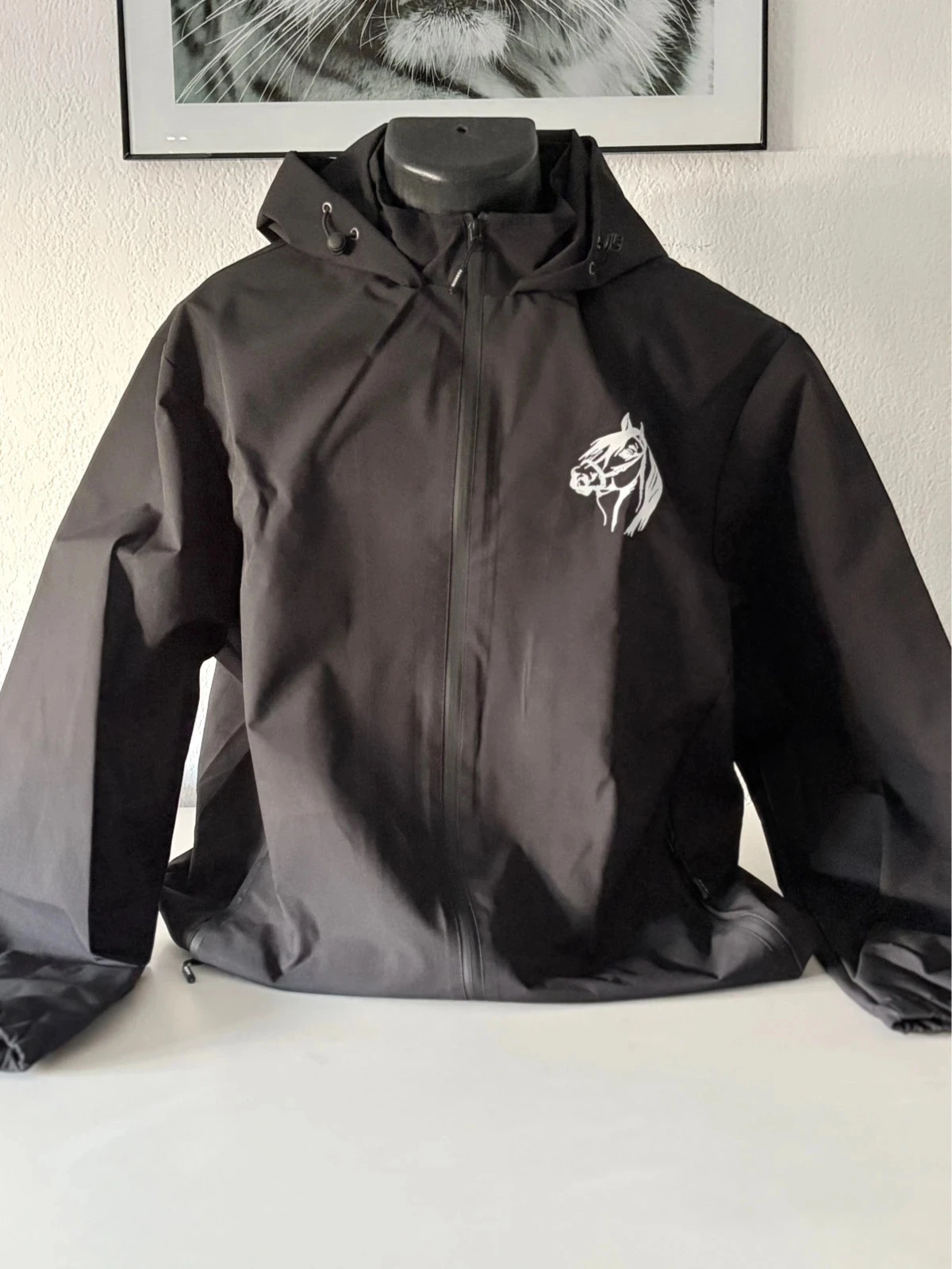 Chaqueta cortavientos negra con capucha motivo caballo en la espalda 100% poliéster hombre XXL nuevo – photo 2
